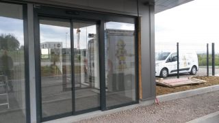 Installation de portes piétonnes dans les nouveaux locaux des ambulances Hunault